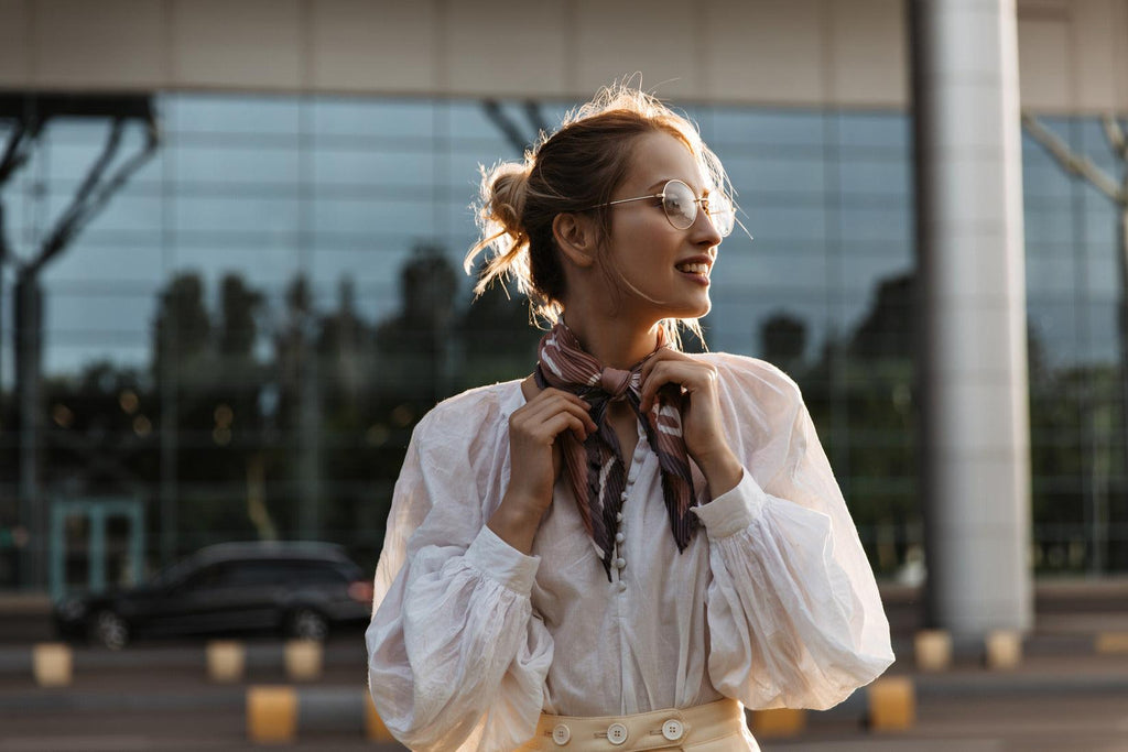 Choisir le foulard idéal : Guide basé sur le style et la morphologie - L'Atelier du Foulard