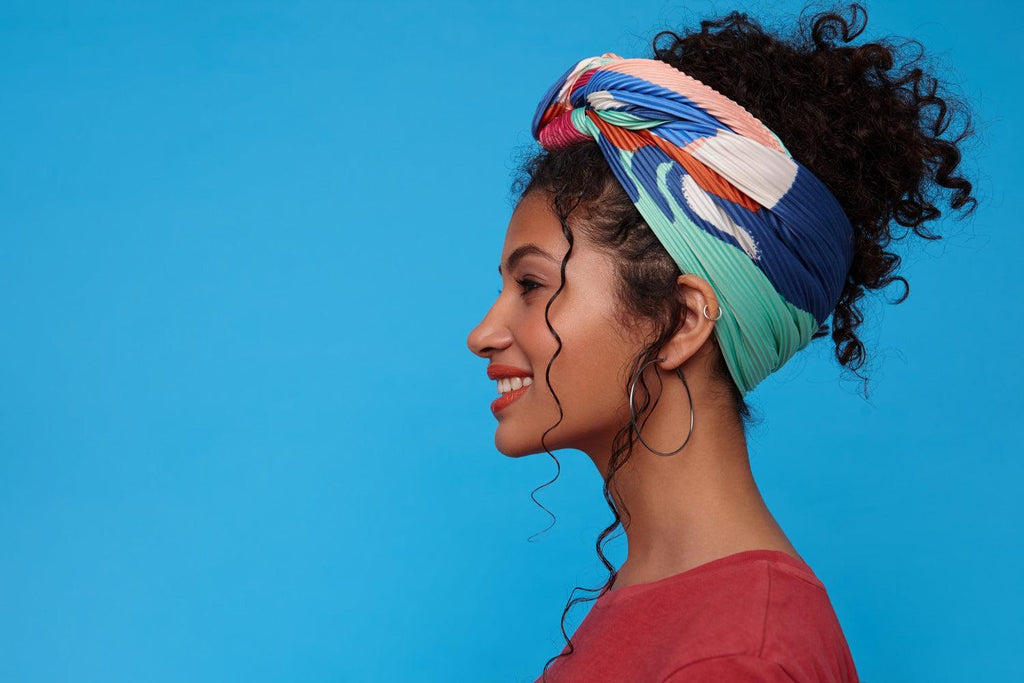 Foulard et beauté : L'alliance parfaite pour vos cheveux - L'Atelier du Foulard