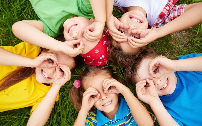 Sélection de foulards pour enfants : critères de sécurité et de confort - L'Atelier du Foulard