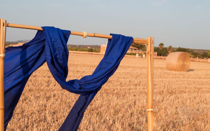 Un Océan de Style : L'Étole Bleu Marine - L'Atelier du Foulard