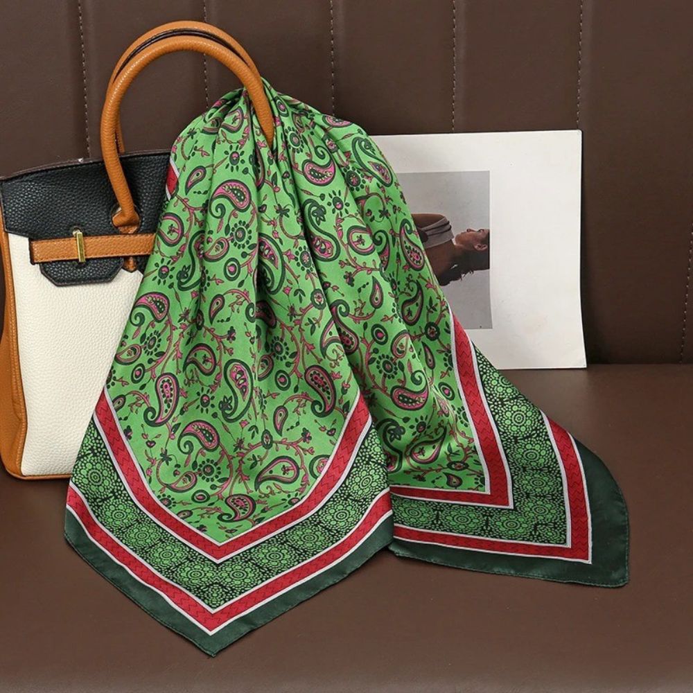 Foulard en satin imprimé noir et vert - Foulard - L'Atelier du Foulard