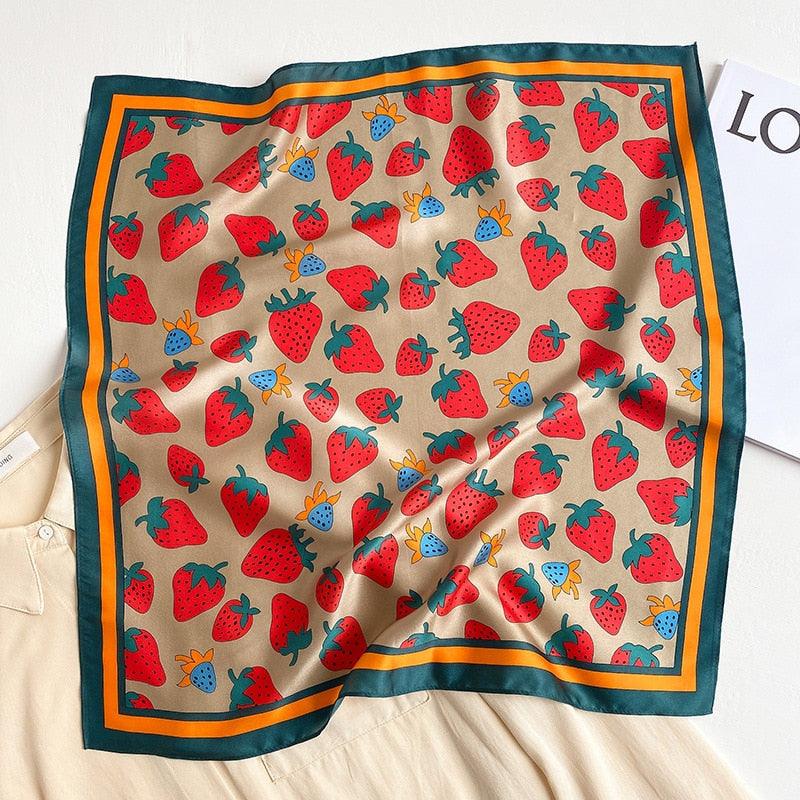 Foulard soie naturelle motif fraise - L'Atelier du Foulard