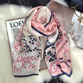 Foulard mousseline de polyester imprimé feuillage blanc fond marine et tracés argent - Tour de Mode