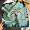 Foulard soie naturelle grande fleur - 14:200002984#SD0073s3;5:200003528#natural silk 53x53cm - L'Atelier du Foulard